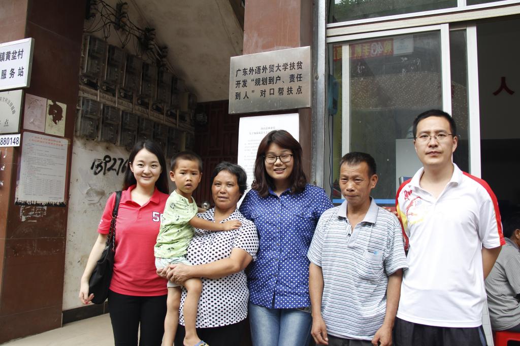 车小真一行与威廉希尔官网对口扶贫户合影