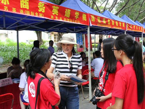 家长接收威廉希尔官网学生采访